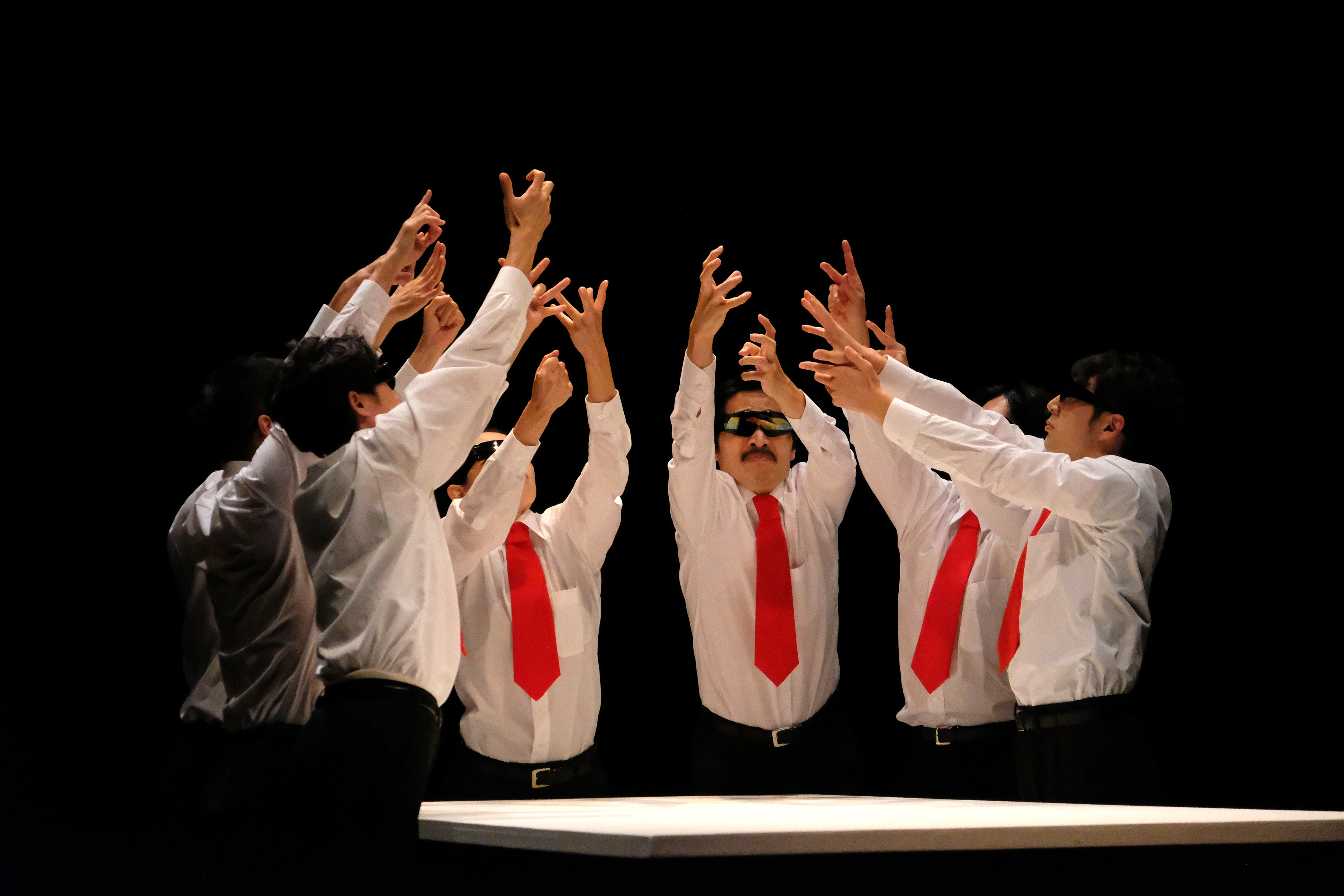 テーブルを囲んで踊る政治家達の群舞